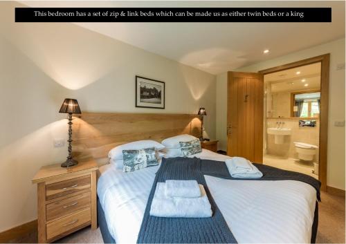 肯莫尔Mains of Taymouth Country Estate 5* Gallops Apartments的一间带大床的卧室和一间浴室