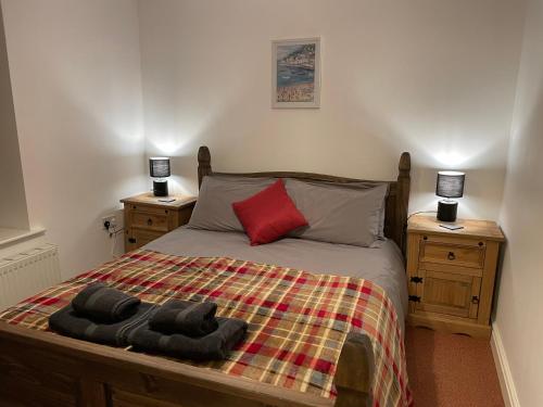 DinorwicTy'n y Cwm, Nant Peris的一间卧室,配有带2个床头柜的床