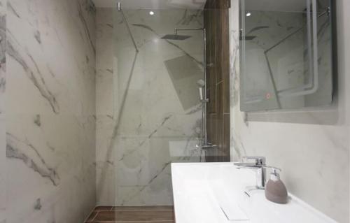 贝西奇Rhino apartment in Elia Residence的白色的浴室设有水槽和镜子