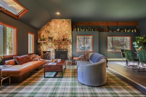 惠提尔Outland Chalet & Suites Great Smoky Mountains的带沙发和壁炉的客厅