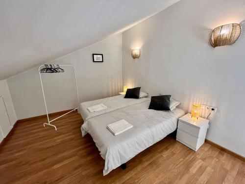 特拉萨Apartamento espacioso y familiar的一间卧室配有两张带白色床单的床
