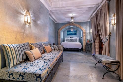 马拉喀什Maïpa Boutique Riad的客厅配有沙发和1张床