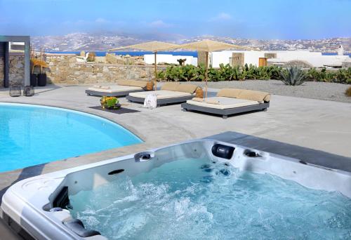 奥诺斯Tohu Villas Mykonos的庭院旁的游泳池及热水浴池