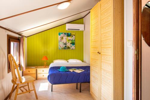 波尔蒂拉盖勒斯塔玛瑞斯波特斯太阳度假酒店的一间卧室配有一张床、一张桌子和一把椅子