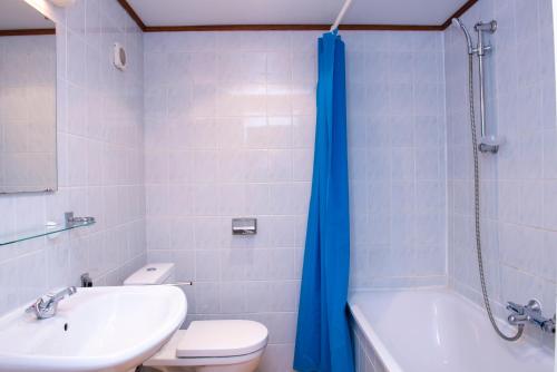 波尔蒂拉盖勒斯塔玛瑞斯波特斯太阳度假酒店的浴室配有卫生间、盥洗盆和淋浴。