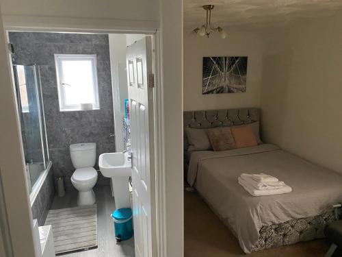 南安普敦Alder en-suite self catering with private shower 3的一间带床的小卧室和一间浴室