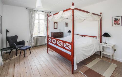 Kolby KåsAmazing Apartment In Sams With Wifi的一间卧室配有一张天蓬床和一把椅子