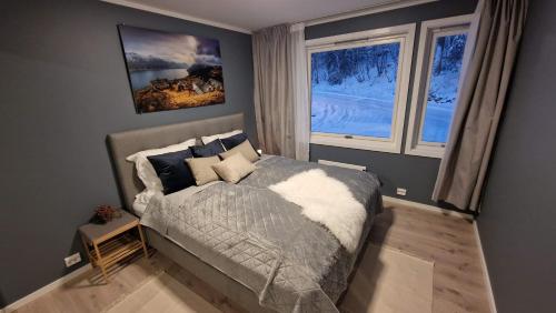 ÅmotHaugetuft Apartments的一间卧室设有一张床和两个窗户。
