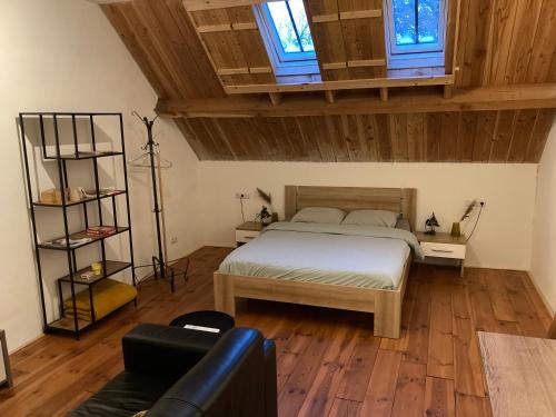 布雷达B&B de Bievangh的一间卧室配有一张床,铺有木地板