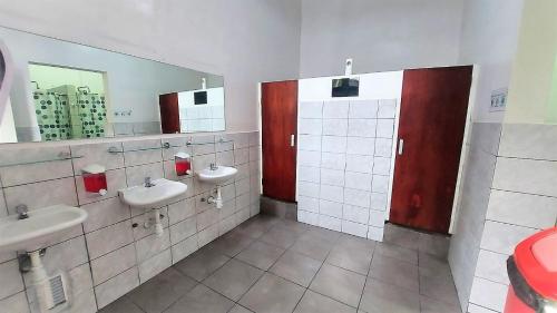 利马1900旅馆的浴室设有2个水槽和2面镜子