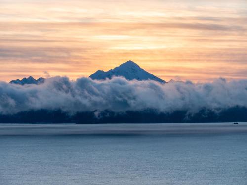 荷马Alaska Adventure Cabins的云中山,在水体上