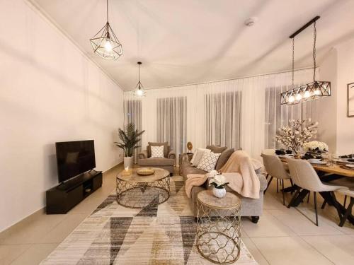迪拜Spectacular Downtown Apartment T1-34的客厅配有沙发和桌子