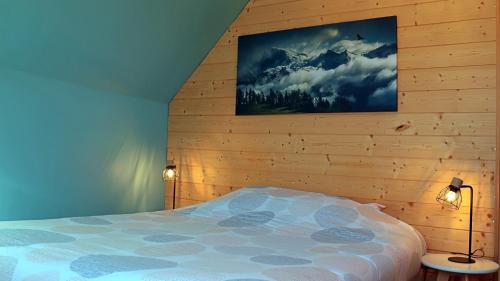 尚普索地区圣博内Le Cairn Chambres & Table d'hôtes的一间卧室配有一张木墙床