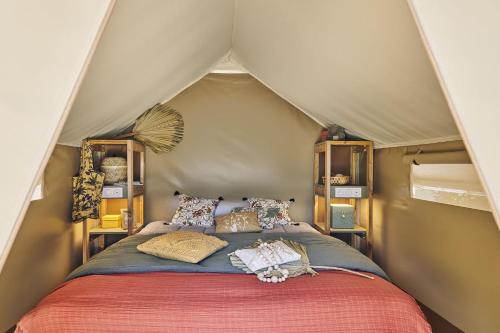 沙尼Camping Du Paquier Fané的帐篷内一间卧室,配有一张床