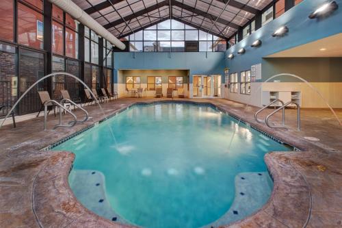 阿布西肯阿布西康-大西洋城地区智选假日酒店的大型建筑内的大型游泳池,设有大窗户