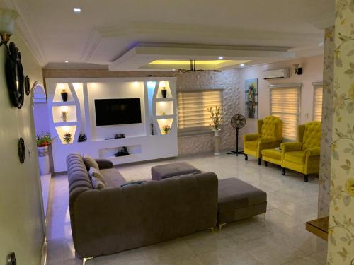 AgegeCharming Vacation 3BDR Duplex - Free Wi-Fi, Washing Machine, Mins to Airport的客厅配有沙发和2把黄色椅子