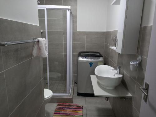 逊邱伦TOP VIEW LUXURY APARTMENT的浴室配有卫生间、盥洗盆和淋浴。