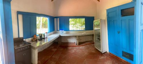 帕洛米诺Finca del Rio Palomino的一间设有蓝色橱柜和水槽的大厨房