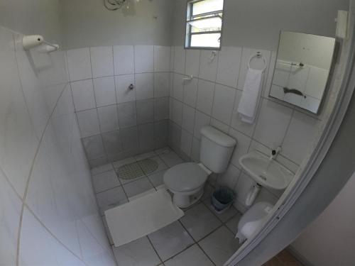 PedreiraPousada Solar da Montanha的白色的浴室设有卫生间和水槽。