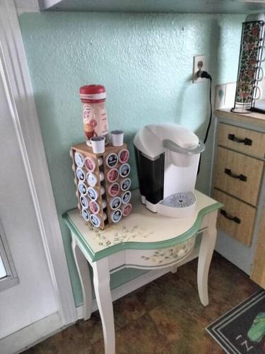 拉哥Tropical Paradise Oasis Spa Retreat的一张桌子,上面有咖啡壶和杯子