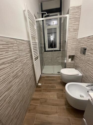 卡萨莱蒙费拉托Prestige Appartament的带淋浴、卫生间和盥洗盆的浴室