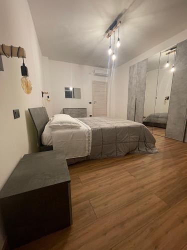 卡萨莱蒙费拉托Prestige Appartament的一间卧室配有一张床、一张桌子和一面镜子