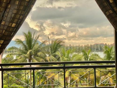 卢穆特Marina Cove, Lumut的从棕榈树度假村的阳台可以欣赏到风景
