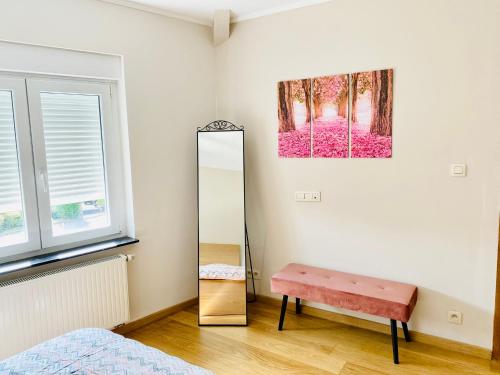 列日La Villa des Coteaux - Proche Centre-ville的更衣室配有镜子和粉红色长凳