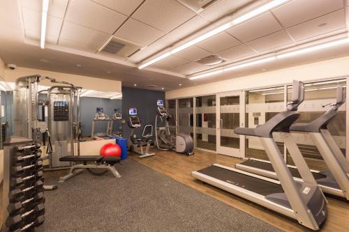 纽约华盛顿高地边缘酒店的健身房,配有跑步机和健身器材