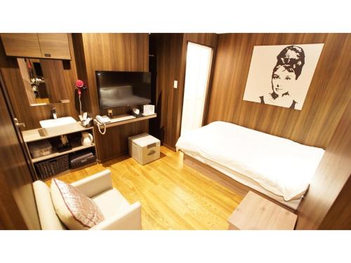 埼玉市hotel mio omiya - Vacation STAY 64001v的小房间设有床和电视