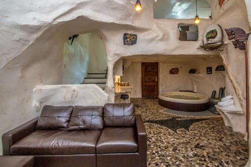 北康威冒险套房酒店的一间客厅,在洞穴里配有真皮沙发