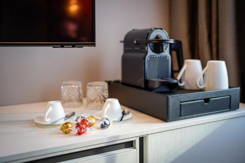博尔扎诺Your Stay in Bolzano的一张桌子,配有咖啡壶和一些食物