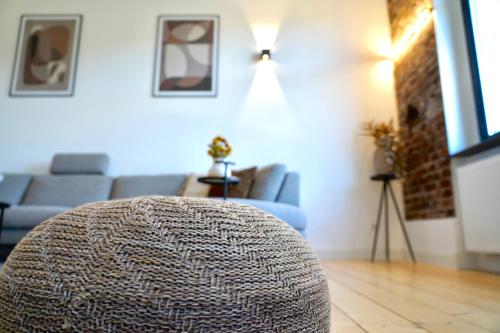 伍珀塔尔Luxuriöses Altbau im Szenenviertel的客厅配有沙发和椅子