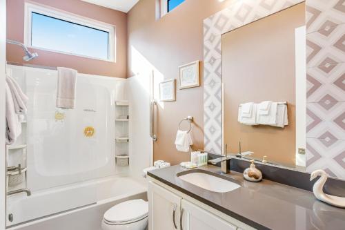 大松礁岛Big Pine Key Dreams的一间带水槽、卫生间和镜子的浴室