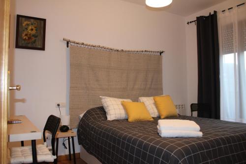 莱昂La casa de los abedules的一间卧室配有黄色和白色枕头的床