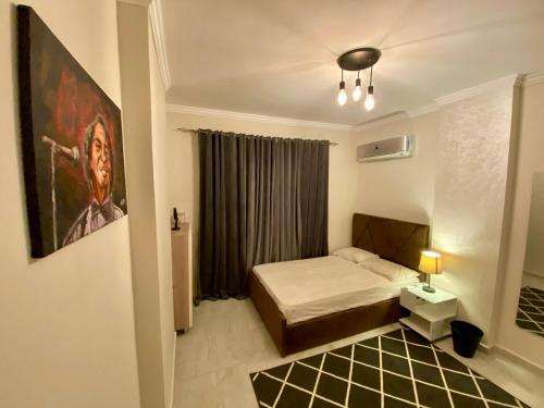 开罗Cozy 2BR Apartment in Maadi的小房间设有床和窗户