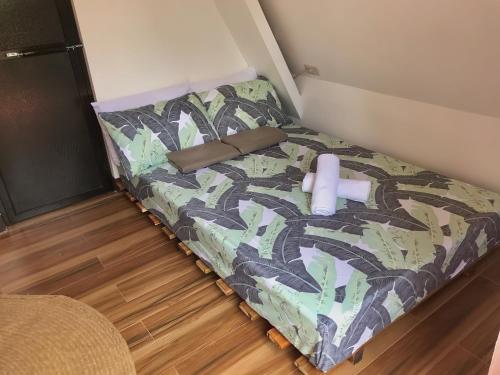 爱妮岛Hardin De Marbella的小房间的小床,有迷彩床罩