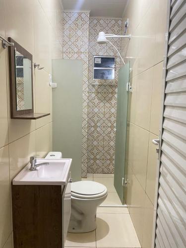 雅帕拉廷加FLATS VALLE DEL SOL的浴室配有卫生间、盥洗盆和淋浴。