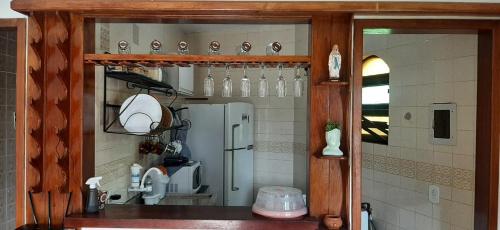 里约达欧特拉斯Chalé Pé na Areia em Rio das Ostras的厨房配有带冰箱的柜台