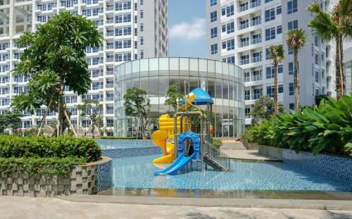 雅加达Luxury Puri Mansion Apartment Kembangan的城市游泳池的水滑梯