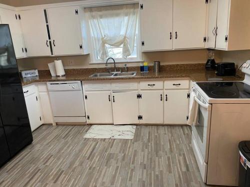 阿马里洛3BR 2min from I-40,near DT, 21 min Palo Duro的厨房配有白色橱柜和水槽