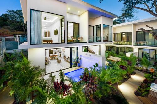 塔马林多Tamarindo Luxury with Beach Club Access的享有房子的空中景色,设有许多窗户