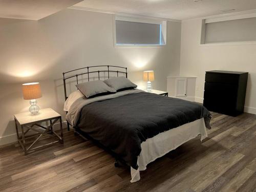 维多利亚Escape to Spring Gate Estate的一间卧室配有一张床和两张带台灯的桌子。