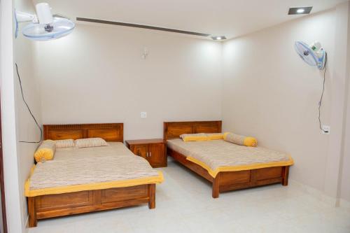 金瓯Nhà khách 369的客房设有两张床和风扇。