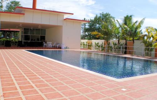 清迈P and A Thai Lanna Resort的房屋前的游泳池