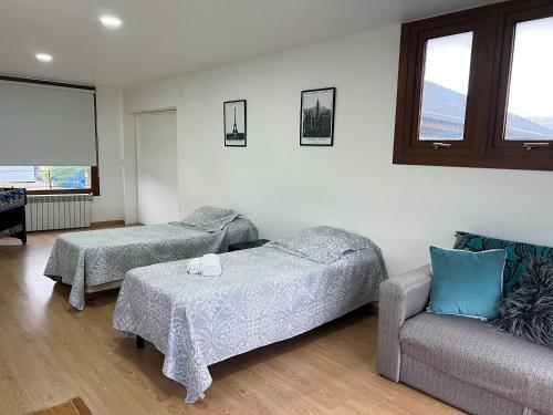 乌斯怀亚Increible Casa ideal Familias的一间带两张床和一张沙发的客厅