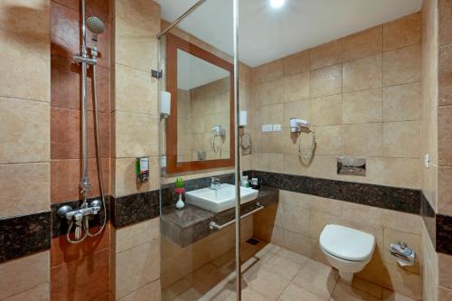 埃尔加德Sterling Yercaud的浴室配有卫生间、盥洗盆和淋浴。