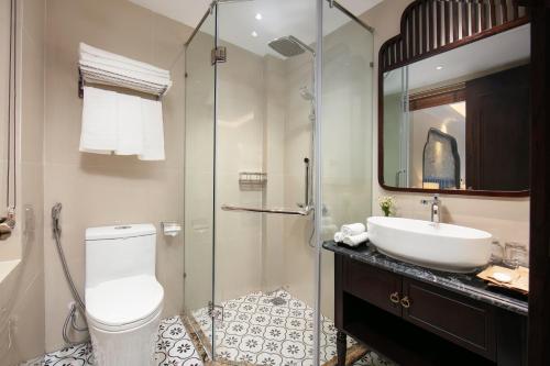 河内La Passion Hanoi Hotel & Apartment的浴室配有卫生间、盥洗盆和淋浴。