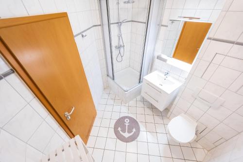 朱列斯拉赫Meerstern的带淋浴、卫生间和盥洗盆的浴室