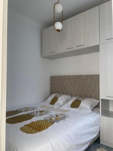 拉马萨LA PETITE PERLE A MARSA PLAGE的卧室配有白色大床和白色墙壁